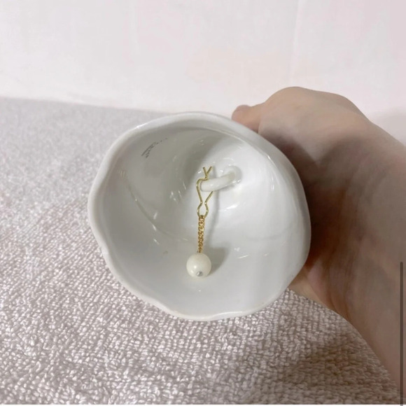 Vintage White Purple Flower With Gold Trim Winnipeg  Ceramic Souvenir Bell - Picture 6 of 10